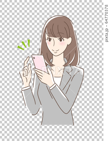スマホを操作して笑顔の女性 64770378
