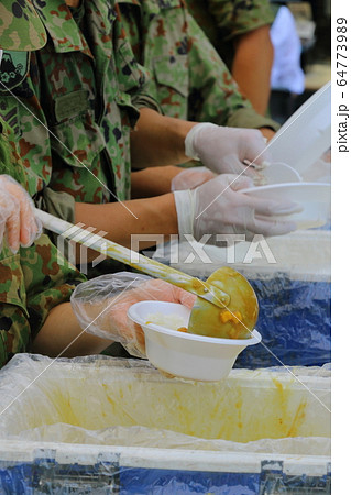 自衛隊の炊き出し訓練 カレーライス 自衛隊の炊き出し訓練 カレーライス 64773989