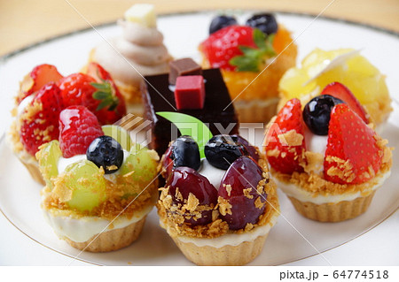 フルーツケーキバイキング 64774518