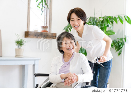 介護　車いす　カメラ目線 64774773