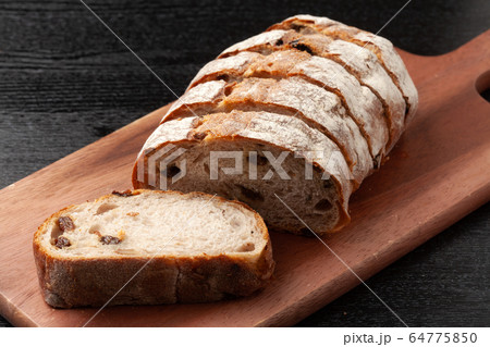 くるみとレーズンのカンパーニュ 64775850