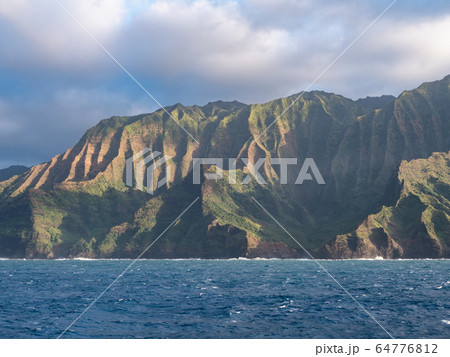 ハワイ カウアイ島ナパリコーストの洞窟と断崖の絶景 64776812