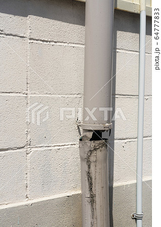 壊れた雨樋 64777833
