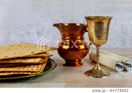 Jewish Pesah celebrating, matzoh and traditional 64778002