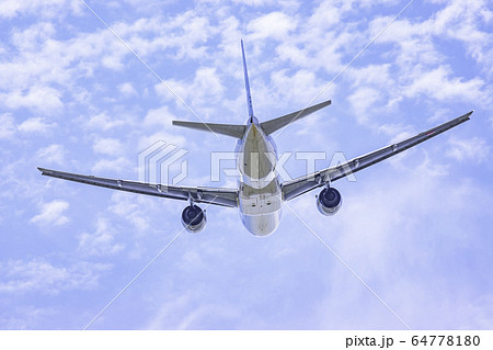 離陸する飛行機 ボーイング777-200 離陸する飛行機 ボーイング777-200 64778180