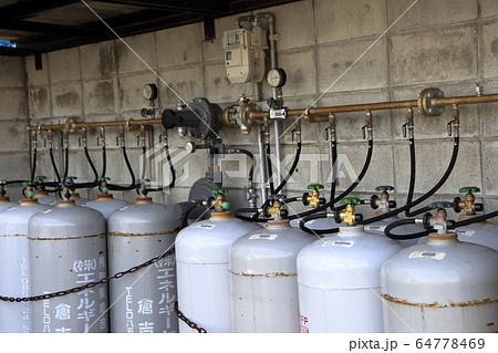 ガスボンベ ガスボンベ集合装置の写真素材 ガスボンベ ガスボンベ集合装置の写真素材