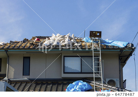 災害イメージ＿被災住宅＿ブルーシート 64778487