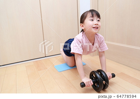 腹筋ローラー エクササイズ 運動 スポーツ 筋トレ 子供 女性 女の子 コピースペース 人物 の写真素材