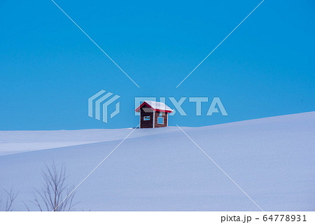 丘の上の小さな小屋　美瑛 64778931