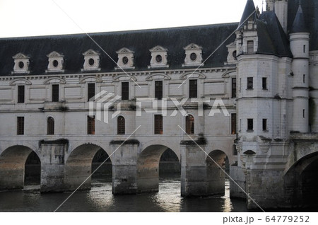 フランス、ロワール地方、シュノンソー城、ディアーヌのアーチ橋、 64779252