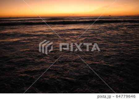 夕焼け 夕日 海岸 64779646