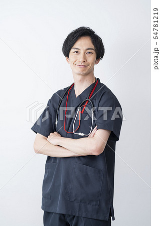 男性医療従事者ポートレート 64781219