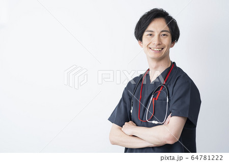 男性医療従事者ポートレート 64781222