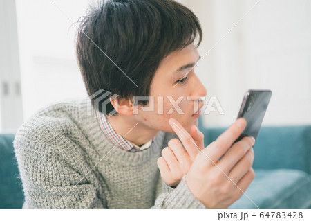 スマホ 男子学生 スマホ 男子学生 64783428