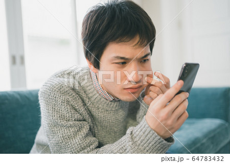 スマホ 男子学生 スマホ 男子学生 64783432