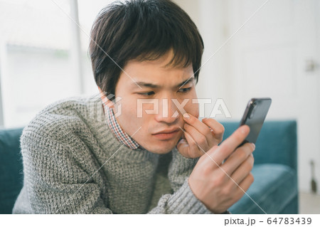スマホ 男子学生 スマホ 男子学生 64783439