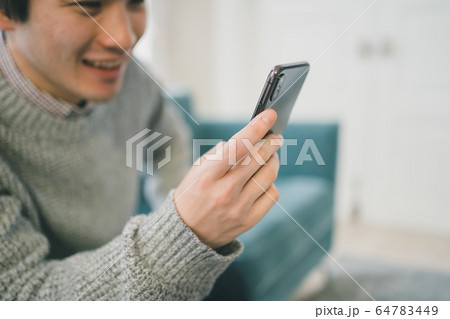スマホ　男子学生 64783449