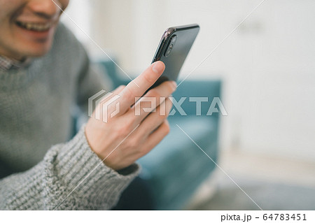 スマホ　男子学生 64783451