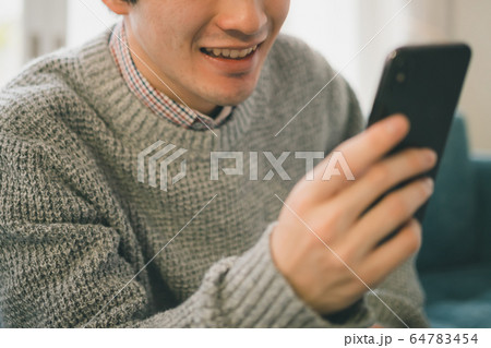 スマホ 男子学生 スマホ 男子学生 64783454
