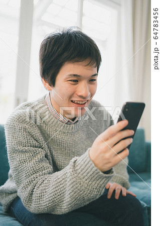 スマホ 男子学生 スマホ 男子学生 64783456