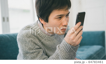 スマホ 男子学生 スマホ 男子学生 64783461