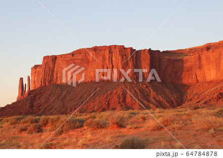 モニュメントバレーの原風景　アメリカ　アリゾナ 64784878
