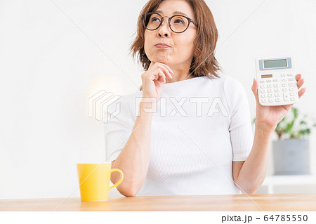 電卓を持つシニア女性　考える 64785550