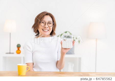 電卓を持つシニア女性 電卓を持つシニア女性 64785562