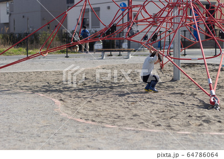 子供　公園　遊ぶ 64786064