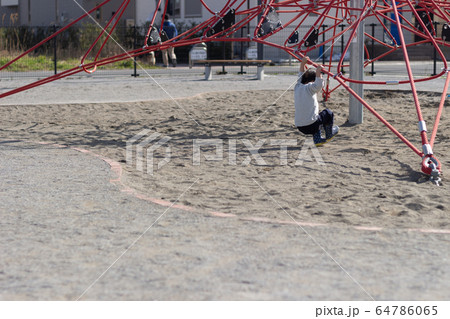 子供 公園 遊ぶ 子供 公園 遊ぶ 64786065