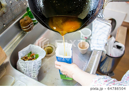 廃油を牛乳パックに捨てている主婦 主婦の日常 廃油を牛乳パックに捨てている主婦 主婦の日常 64786504