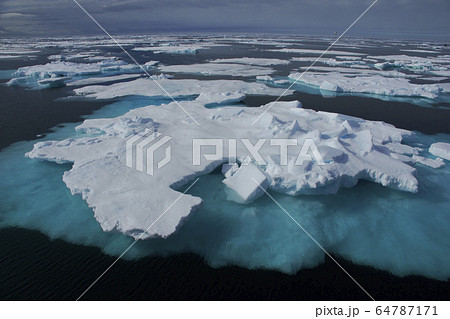 北極海の氷 64787171