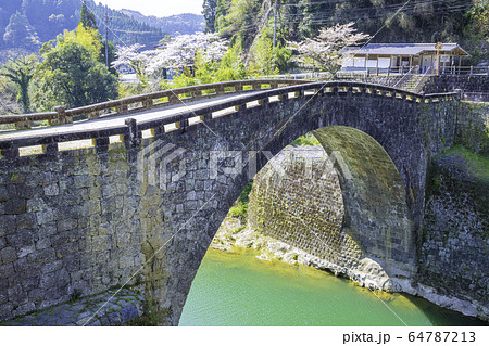 熊本県美里町のシンボル 春の霊台橋 64787213