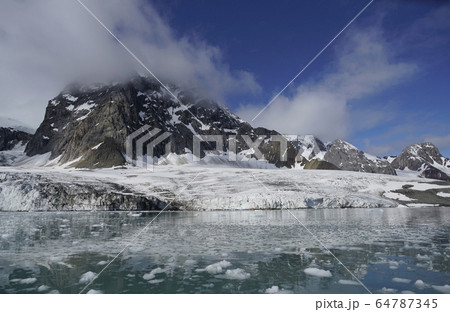 北極圏の氷河 64787345