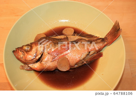 艶やかに煮上がるメバル：生姜と醤油が描く和の一皿 64788106