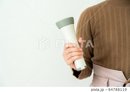 懐中電灯を持つ女性 64788119