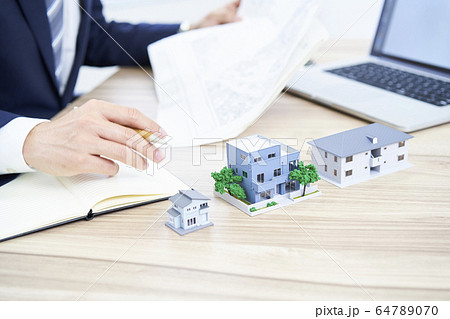 ビジネスマン 不動産業者 ビジネスマン 不動産業者 64789070
