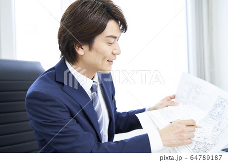 若いビジネスマン 不動産業者 若いビジネスマン 不動産業者 64789187