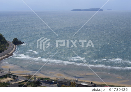 潮が引きはじめた父母ヶ浜(南端)と燧灘に浮かぶ伊吹島 潮が引きはじめた父母ヶ浜(南端)と燧灘に浮かぶ伊吹島 64789426