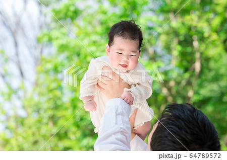 パパに抱っこされる赤ちゃんの写真素材