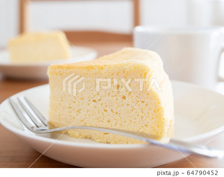 スフレチーズケーキとコーヒー 64790452