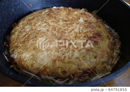 日本の美味しいお好み焼き 64791850