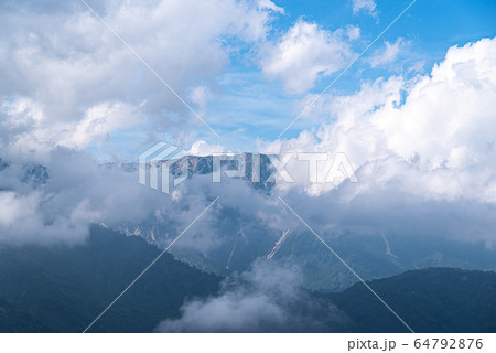 雲の向こうの白馬三山 雲の向こうの白馬三山 64792876