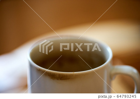 使い古しのマグカップ・縁・茶渋 使い古しのマグカップ・縁・茶渋 64793245
