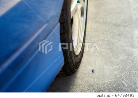 車・タイヤ・側面・ローアングル 64793495
