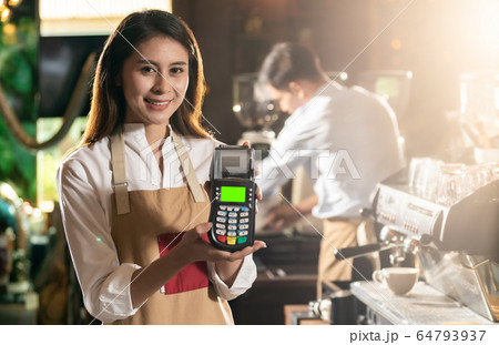 Cafe cashless payment 64793937