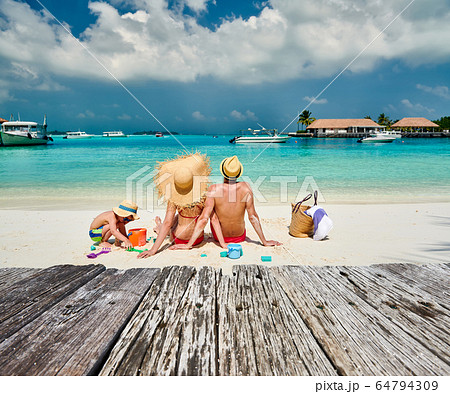 Family with three year old boy on beach 64794309