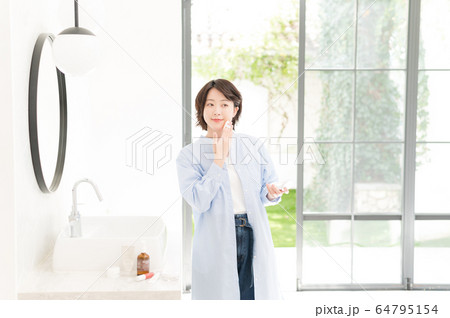 女性 メイク お出かけ 女性 メイク お出かけ 64795154