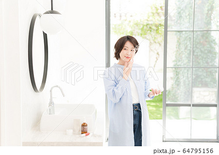 女性 メイク お出かけ 女性 メイク お出かけ 64795156