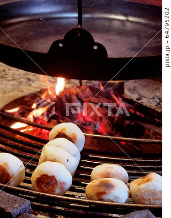 炉端焼きのおやき(長野の郷土料理) 64795202